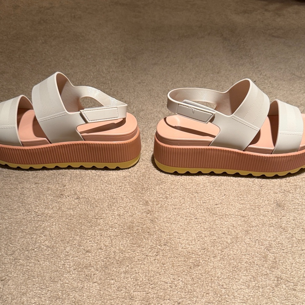 NWOT Women’s beige sandals - Picture 5 of 5